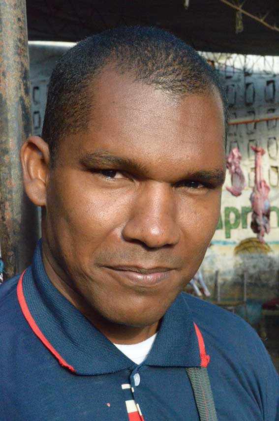 Adolfo Rojas Fuenmayor, es uno de los empleados del matadero del Mercado. Adolfo Rojas Fuenmayor, es uno de los empleados del matadero del Mercado.