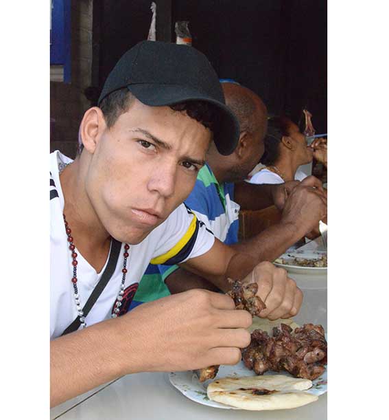 Luis Negrete un consumidor del chivo asado en el Mercado Nuevo de Riohacha. Luis Negrete un consumidor del chivo asado en el Mercado Nuevo de Riohacha.