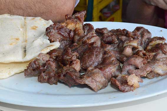 Este es un plato de chivo asado, a lo natural con arepa preparado por una wayuu.