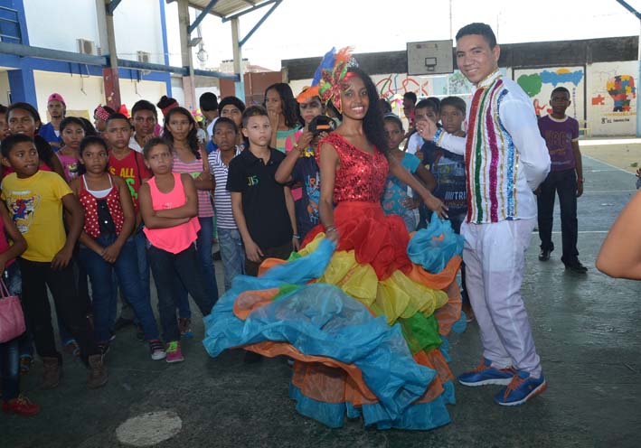 Niños, jóvenes y adultos del colegio Chon Kay disfrutaron de las actividades carnestoléndicas, a fin de enriquecer la cultura en el centro educativo. 