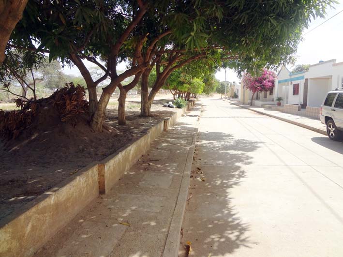 Cuando los aguaceros se extienden por varias horas, las personas deben prepararse para sacar el agua de sus viviendas porque sencillamente no hay un lugar apropiado para el desagüe. 