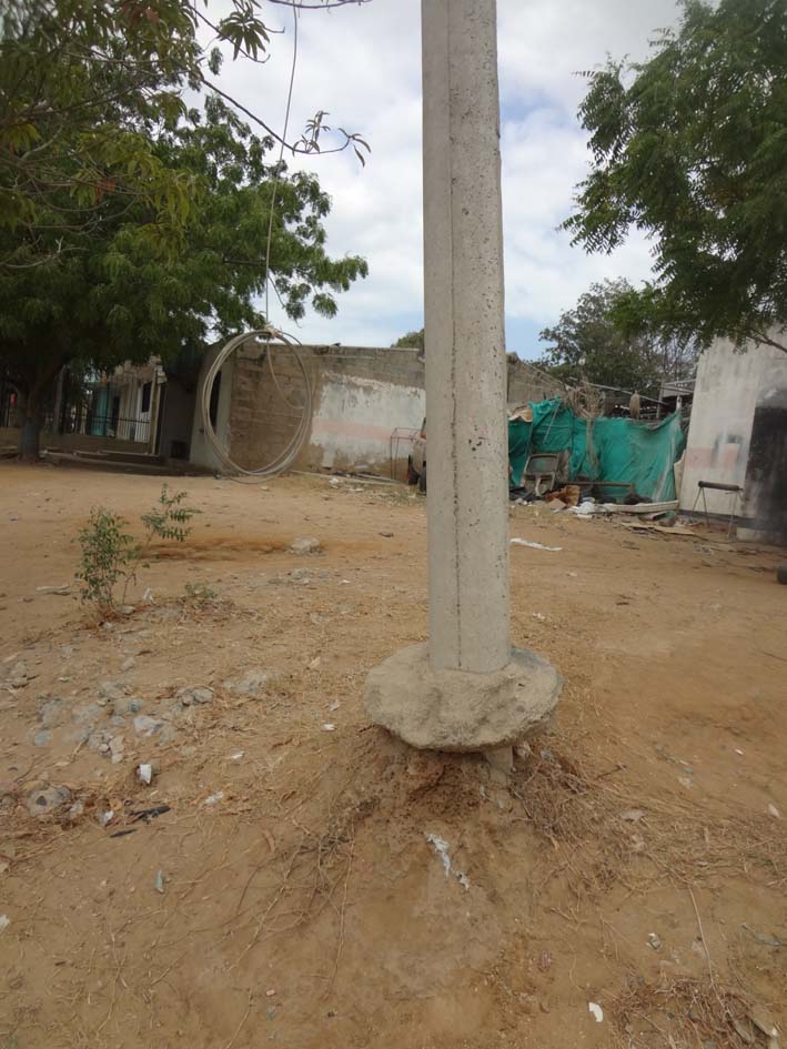 Otro poste que presenta dificultad en su base.