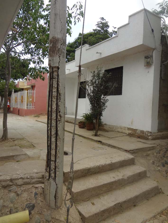 En un gran deterioro se observan varios postes del barrio Comfamiliar 2000. En un gran deterioro se observan varios postes del barrio Comfamiliar 2000.