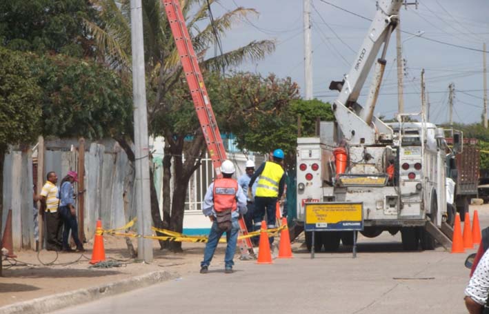 Con nuevas redes de energía eléctrica gozan los habitantes del barrio San José de Maicao.