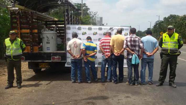 Los detenidos, fueron presentados de espaldas, porque todavía no se les había resuelto su situación jurídica. Los detenidos, fueron presentados de espaldas, porque todavía no se les había resuelto su situación jurídica.