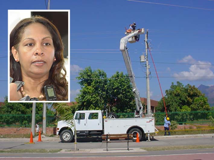 La gerente de Eletricaribe en La Guajira, Nubia Meléndez indicó que el tema de la contaminación de las redes constituye una de las principales causas de averías en el sistema de distribución, ya que la alta salinidad y el polvo afectan las líneas de media y baja tensión. La gerente de Eletricaribe en La Guajira, Nubia Meléndez indicó que el tema de la contaminación de las redes constituye una de las principales causas de averías en el sistema de distribución, ya que la alta salinidad y el polvo afectan las líneas de media y baja tensión.