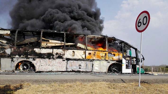 La población decidió incinerar el automotor de la empresa Flamingo que cubría la ruta Maicao-Barranquilla, quedando inservible.