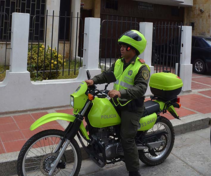 Instantes cuando salían los agentes de la oficina de Instrumentos Públicos de Riohacha.