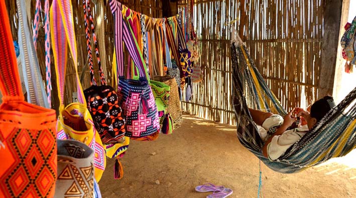 Mantas, mochilas y accesorios wayuu hicieron parte del primer envío de Artesanías wayuu desde Maicao para el país de Israel.