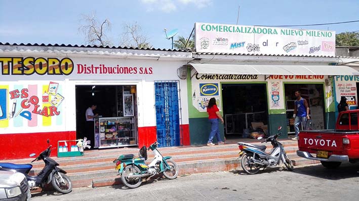 Estos dos establecimientos de abarrotes fueron objetos de robo en la madrugada de ayer en el Mercado Viejo de Riohacha.