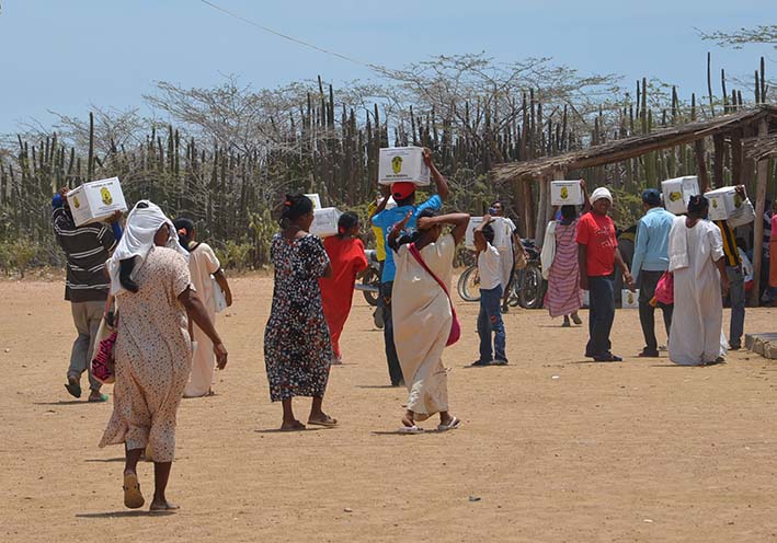 El director operativo de Gestión del Riesgo de Desastres Oscar David Torres y la Secretaria de Asuntos Indígenas del Departamento,Rosa ValdeblánquezCordero; fueron los encargados de llevar las ayudas humanitarias a la Alta Guajira. El director operativo de Gestión del Riesgo de Desastres Oscar David Torres y la Secretaria de Asuntos Indígenas del Departamento,Rosa ValdeblánquezCordero; fueron los encargados de llevar las ayudas humanitarias a la Alta Guajira.