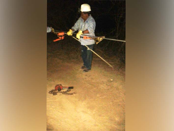 Operarios de la empresa Electricaribe lograron superar la emergencia presentada en la línea que alimenta del suministro eléctrico a los municipios de Manaure y Uribia. Operarios de la empresa Electricaribe lograron superar la emergencia presentada en la línea que alimenta del suministro eléctrico a los municipios de Manaure y Uribia.