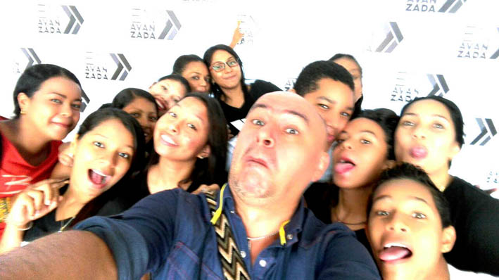 José Bernardo Ordóñez López, con el equipo organizador de la Fundación En Avanzada. Foto cortesía de Gisela Tatiana Franco.