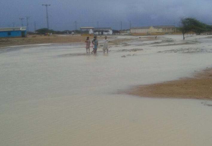 En la alta Guajira, se presentó la primera víctima al desbordarse un jagüey que arrastró a un indígena de la etnia Wayúu.