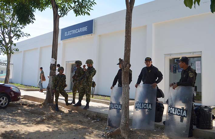 Fachada de la empresa Electricaribe, la cual se encuentra militarizada por decisión de la Superintendencia de servicios públicos.