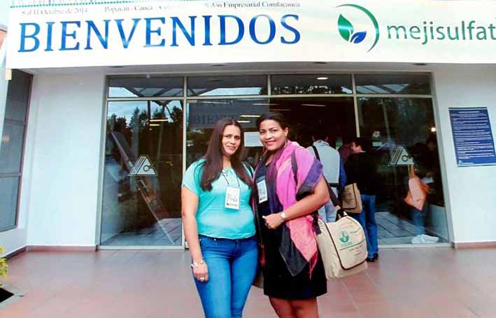 Deisy Galván y Leanis Pitre, dos de las tres docentes ganadoras del premio al mejor trabajo nacional de pregrado.