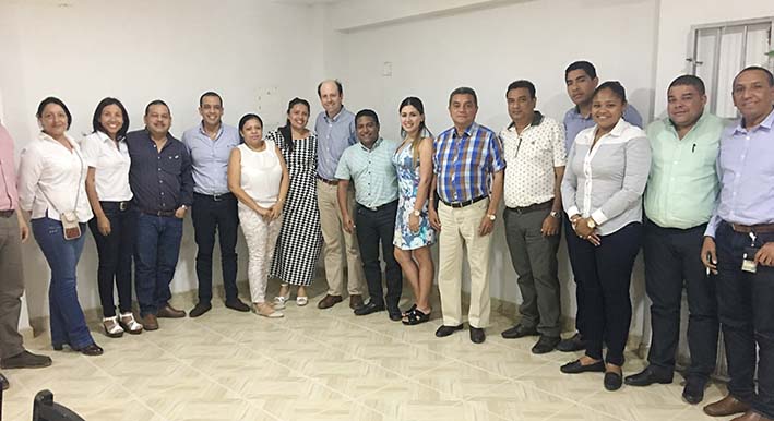 El alcalde de Uribia y sus colaboradores se reunieron con la directiva de Cerrejón para planificar cómo apoyar a la comunidad indígena de Uribia. 
