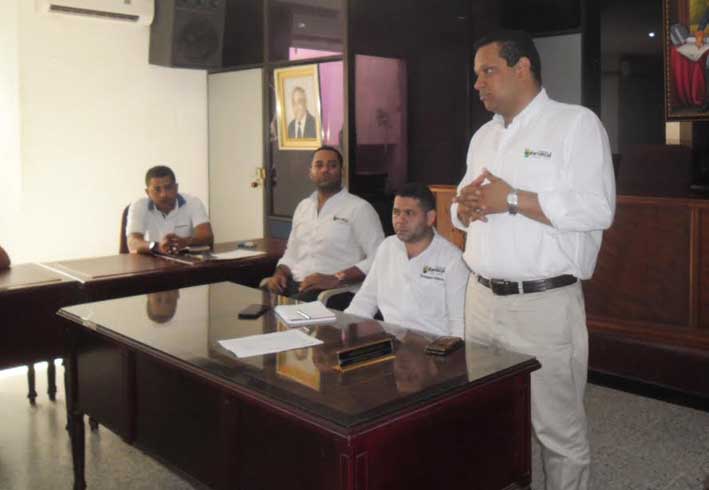 La reunión tuvo lugar en el recinto del Concejo, donde participó el alcalde Jorge Cerchiario Figueroa.