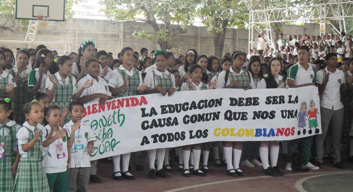 Con pancartas los alumnos de instituciones distritales recibieron a la ministra