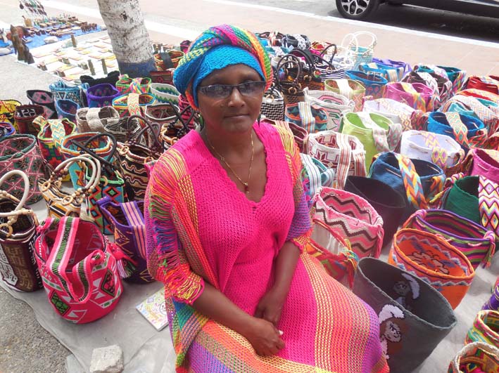 Sandra Aguilar Granadillo, artesana Wayúu, quiere ver progresar el mercado artesanal en la Primera.