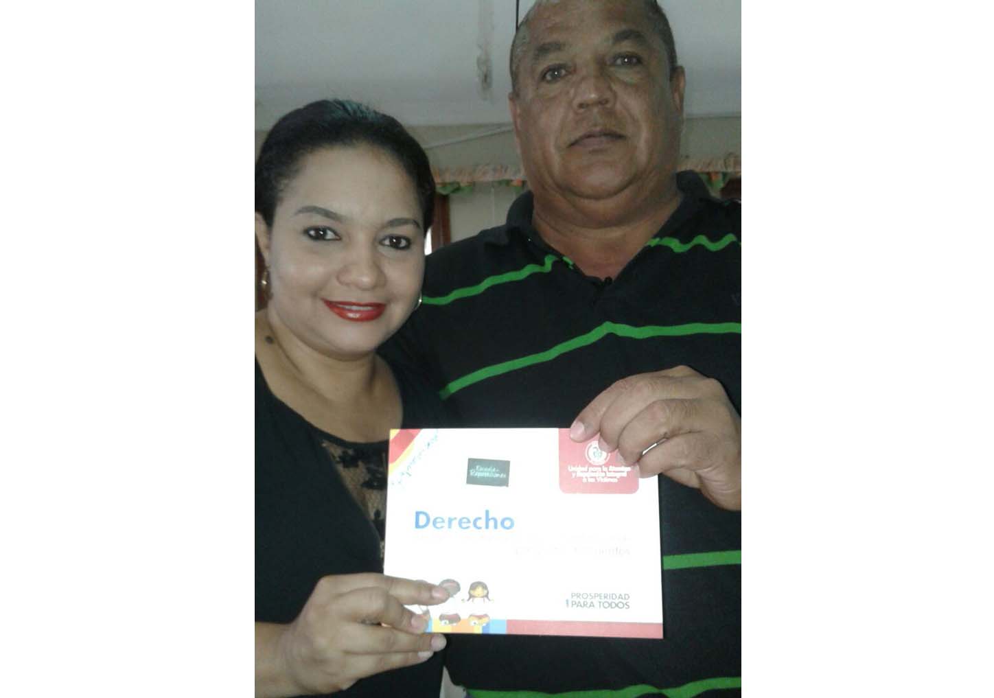 El sociólogo le hace entrega a la concejal el texto sobre el Derecho a la Reparación Integral a las víctimas del conflicto.