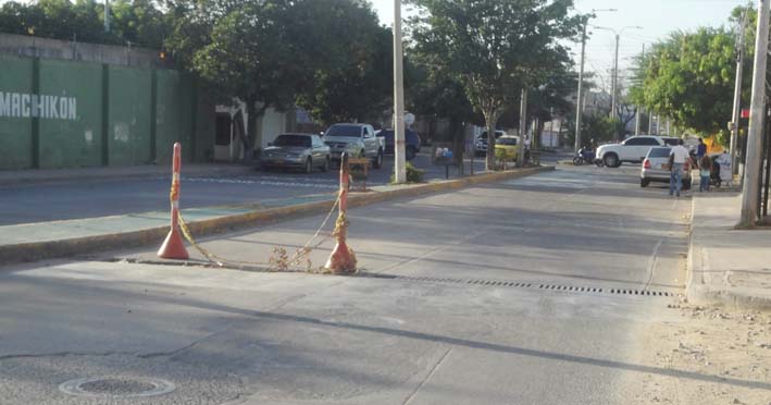 En día de semana el tráfico se vuelve lento cuando los autos tratan de esquivar estos huecos