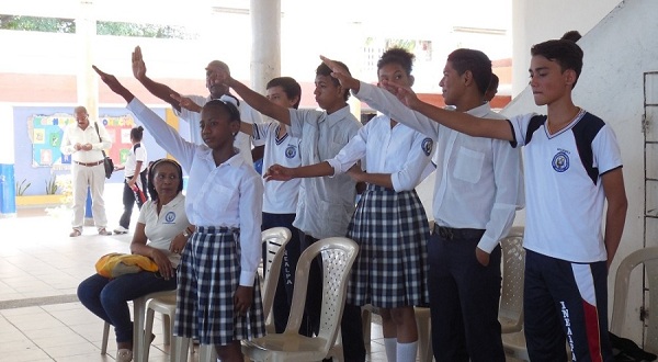 Instantes cuando los estudiantes del Almirante Padilla, se estaban juramentando.