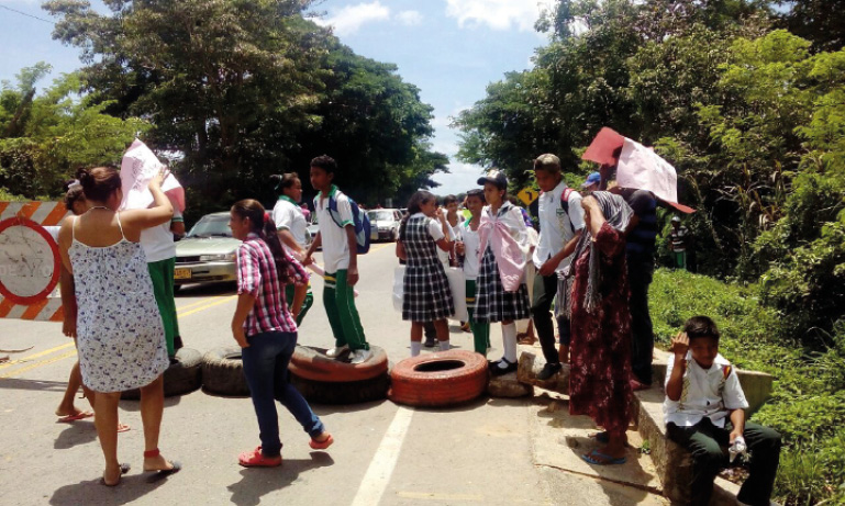 El bloqueo que realizaron los estudiantes de la Institución Educativa Rural de Carraipía.