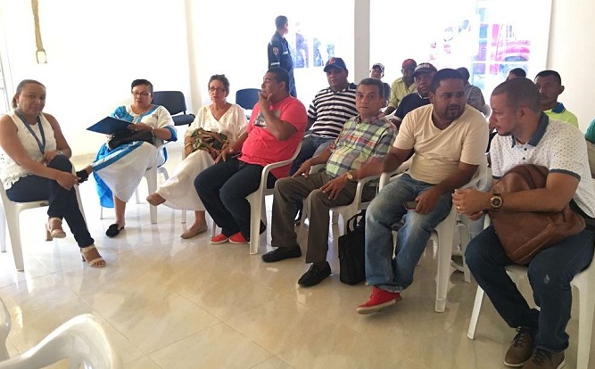 Funcionarios de la Alcaldía de Uribia y funcionarios de la empresa Electricaribe se reunieron con líderes de varios barrios para tratar la problemática de la energía.