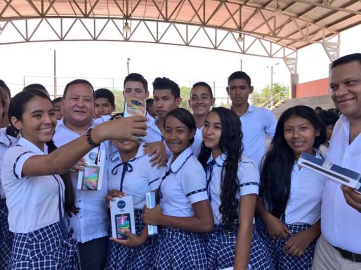 Un total de 250 tabletas digitales entregó el gobernador encargado, Weildler Guerra Cúrvelo.