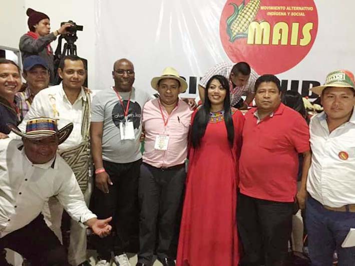 Martha Peralta Epieyú junto a los miembros del Partido Político Mais