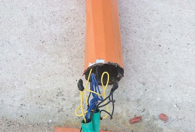 Un grupo causó estos destrozos parqueando vehículos en esta zona.