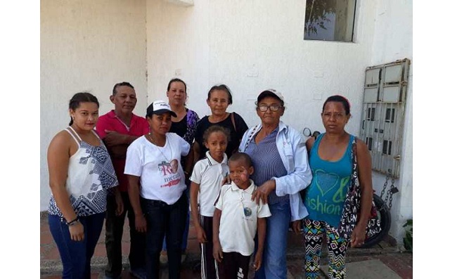 Los estudiantes y padres de familia protestando por la falta de transporte escolar.