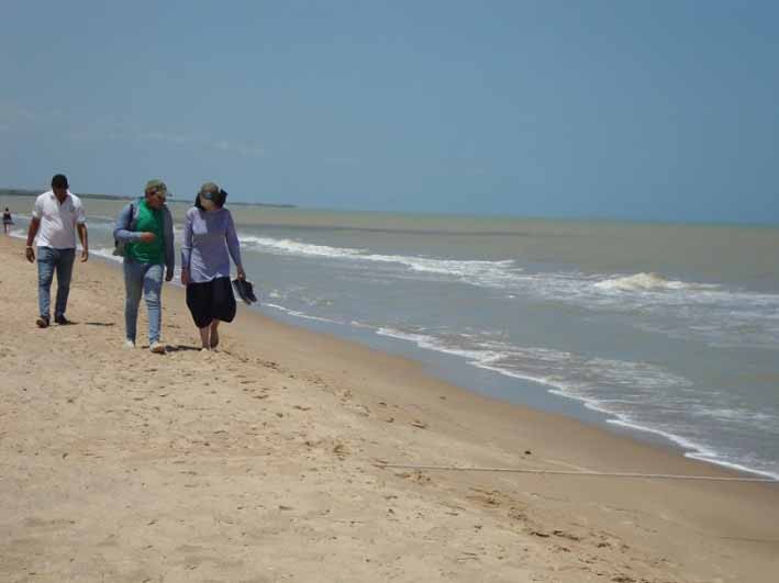 Camarones es un corregimiento ubicado a 17 km al sur de Riohacha, donde habitan comunidades indígenas de etnia wayúu, quienes aún conservan de forma arraigada sus costumbres ancestrales. Alejado a 2 kilómetros de la costa del Mar Caribe, es posible ver los flamencos alimentarse, en el santuario de flora y fauna el tesoro más preciado de este corregimiento, clima seco y el mar envuelto en olas que lo adornan es el atractivo por el cual los turistas en épocas de receso desean disfrutar de él. Gran parte de la población del lugar depende económicamente del turismo, así, lo afirmó Ángel Pushaina, perteneciente a la etnia Wayúu, quien aseguró que, con diversas actividades como guías turísticos, la venta de artesanías y mochilas, aprovechan la temporada alta para sacarle el mayor provecho económico y compensar cuando esta baja y los ingresos se reducen.  La época de Semana Santa, es una de las preferidas por los viajeros para visitar el santuario, comentan que son atractivos sus paisajes desérticos, la calidez y espontaneidad de su gente, su gastronomía, sus playas y ríos donde pueden deleitarse apreciando el hermoso color rosado de los flamencos.