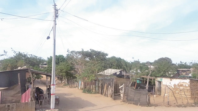 Los habitantes del barrio esperan que la empresa Electrcaribe les mejore el servicio.