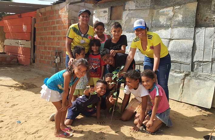 Aspecto de la entrega de los árboles frutales en el barrio la Luchita