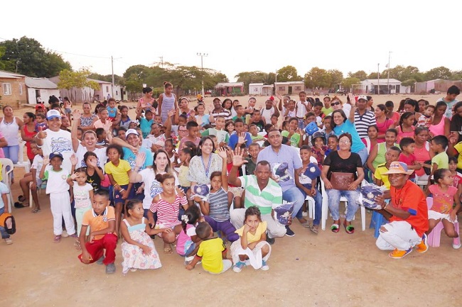 Funcionarios de Electricaribe junto a algunos niños del programa deportivo de la comunidad de La Lucha.