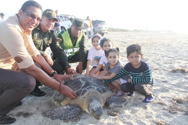 En la imagen el director de Corpoguajira Luis Manuel Medina Toro, capitán de la Policía Manuel Barragán y niños de la comunidad aledaña al lugar donde fue liberada.