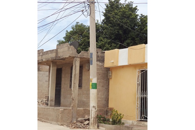 Muchos postes se  encuentran en malas condiciones y solicitan cambio.