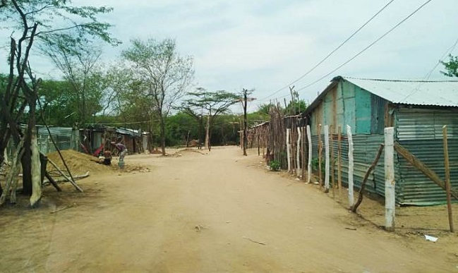 En esta invasión localizada en el corregimiento de Cuestecita, la empresa Electricaribe afirma haber encontrado una conexión aparentemente ilegal.