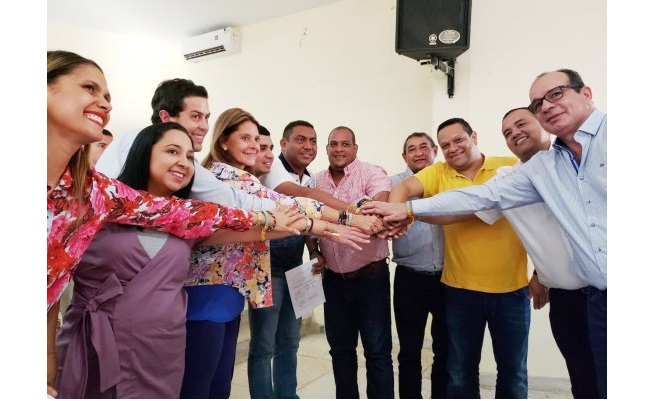 Ministro de Vivienda, Jonathan Malagón, Vicepresidenta, Martha Lucía Ramírez, Viceministro de Agua, José Luis Acero y los alcaldes del sur de La Guajira, durante de la constitución de la empresa Sur Azul.