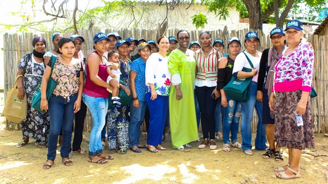 La Gestora Social de Maicao, Beatriz Villegas de Molina, en compañía de 30 Mujeres emprendedoras de Maicao y sus corregimientos.