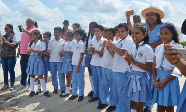 Momento en el que los estudiantes hicieron la promesa de no comer la carne de las tortugas y hacer una campaña de concientización con sus familiares.