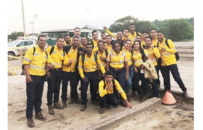 Estudiantes guajiros capacitados por el Sena, quienes realizan prácticas dentro de la empresa Cerrejón.