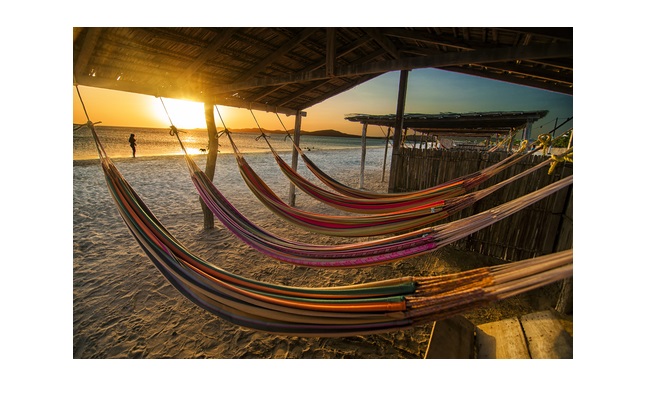 Sumérgete en las playas del mar Caribe en Riohacha, Palomino o el Cabo de la Vela, que tienen arenas doradas, aguas turquesas y grandes olas.