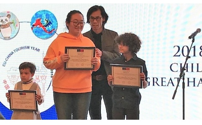 El ganador junto a sus profesores en la entrega del reconocimiento.