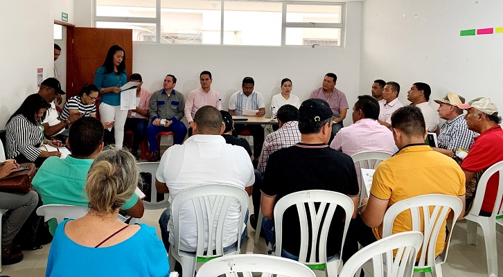 Gerente de Electricaribe reunido con los comerciantes y líderes de Uribia.