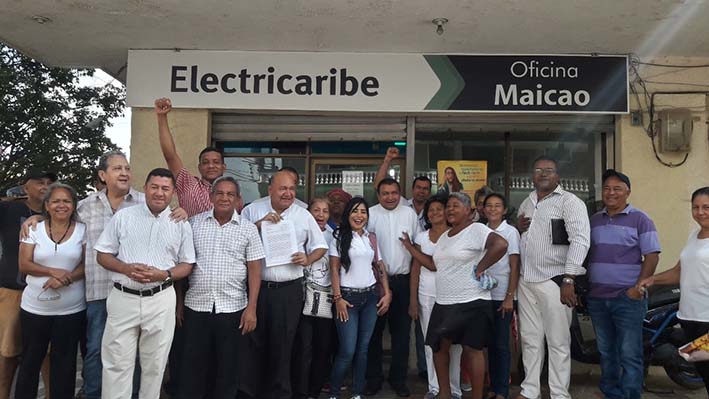 Los presbíteros de diferentes iglesias de Maicao, llevaron el Derecho de Petición a Electricaribe.