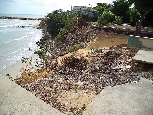 Debido a la erosión costera, un parque y una casa quedaron destruidos.