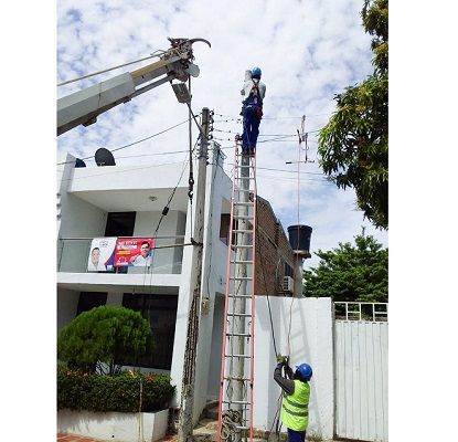 Este poste lo cambio la empresa prestadora del servicio electrico después de la denuncia expuesta.
